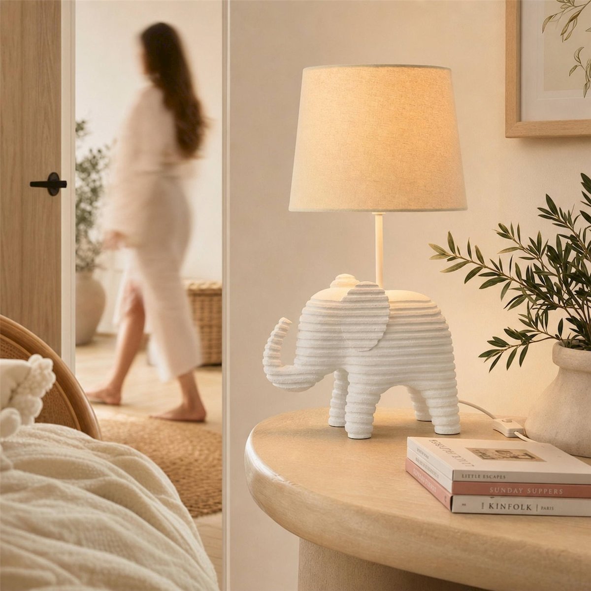 Lampe de table éléphant en résine blanc avec abat-jour beige, RECOLLECTION