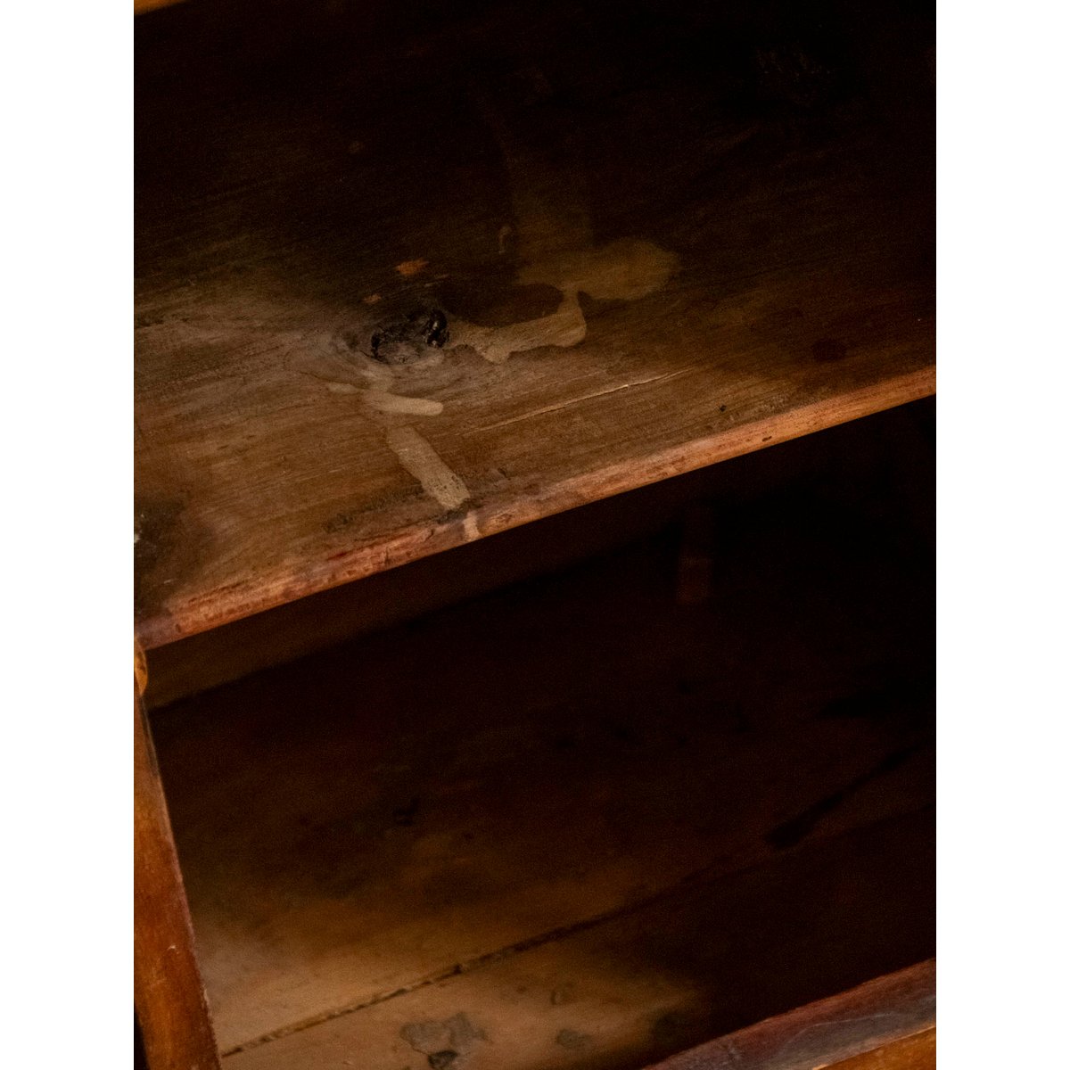 Armoire en bois aux pieds sculptés Magda N°727 - Bon état bois foncé, DEBONGOUT