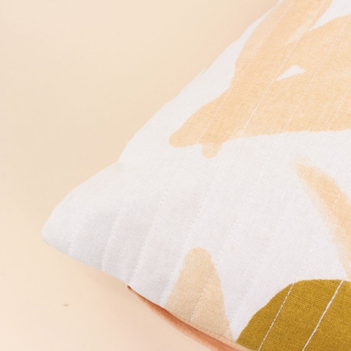Coussin matelassé motifs feuillage 40x60cm jaune, ORNAMI