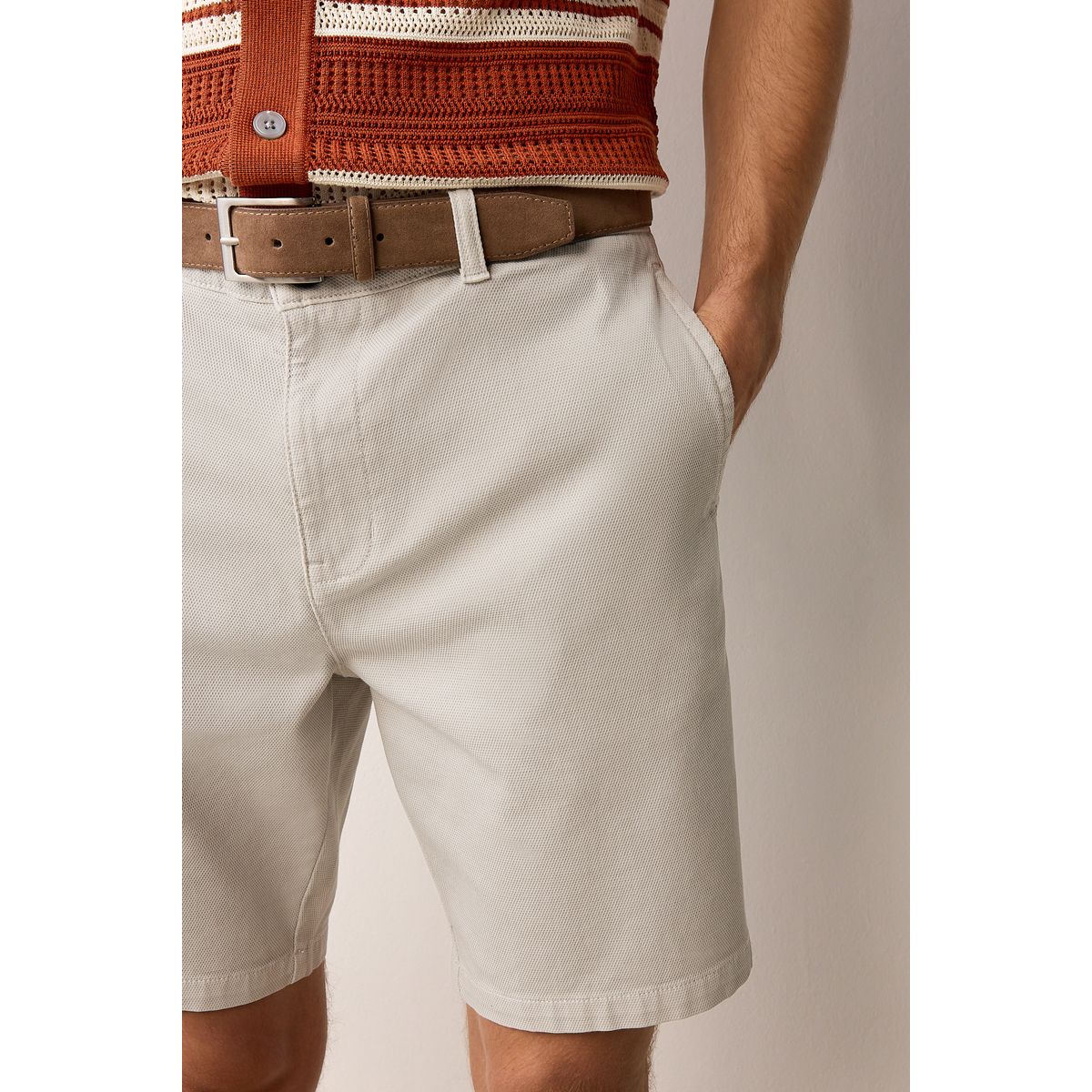 Short chino imitation daim avec ceinture gris clair, NEXT