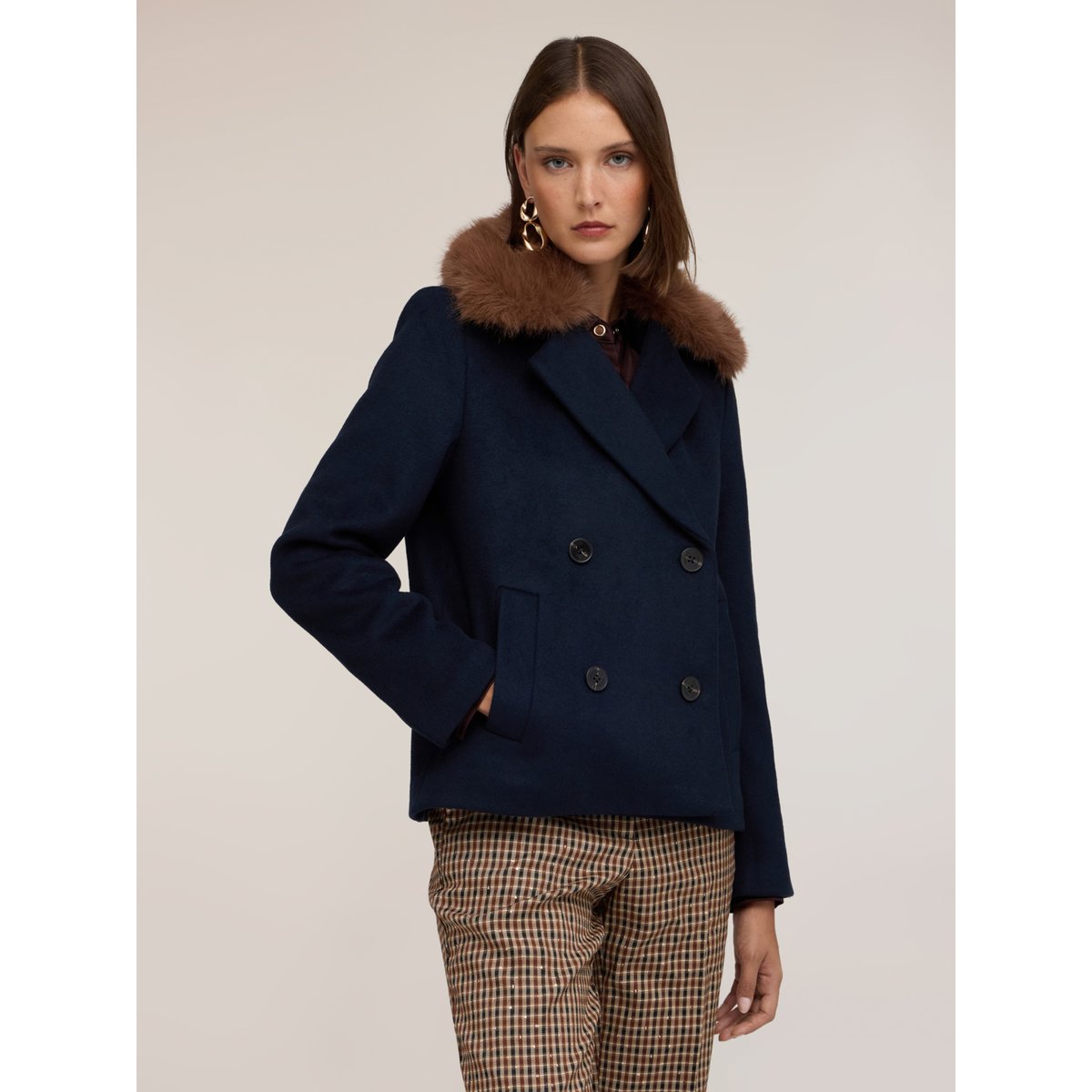 Manteau croisé bleu, MOTIVI
