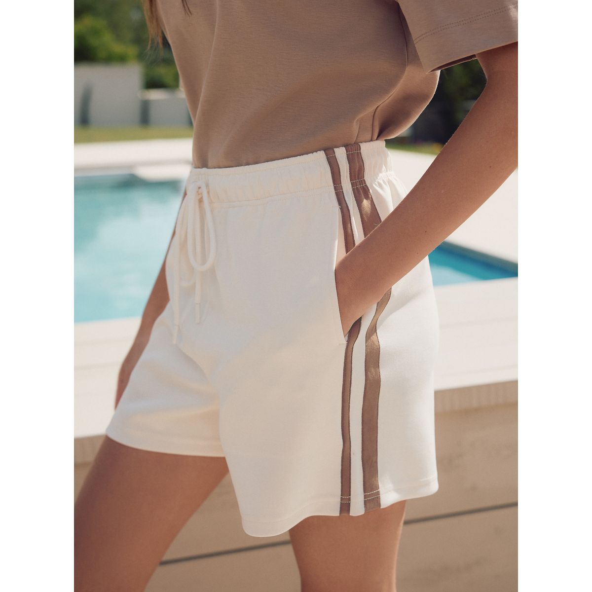 Short en jersey à rayures latérales écru/marron, NEXT