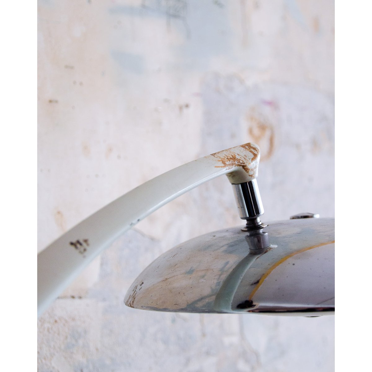 Lampe au design épuré Julia N°898 - Bon état blanc, DEBONGOUT