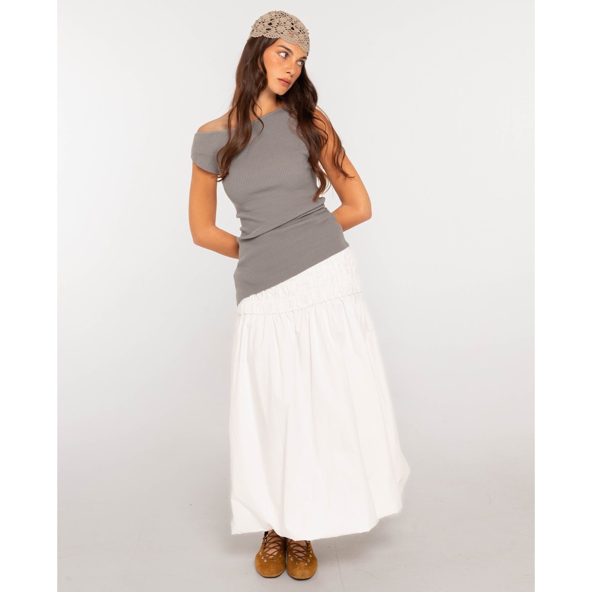 Top en maille asymétrique avec fronce latérale gris, THE-ARE