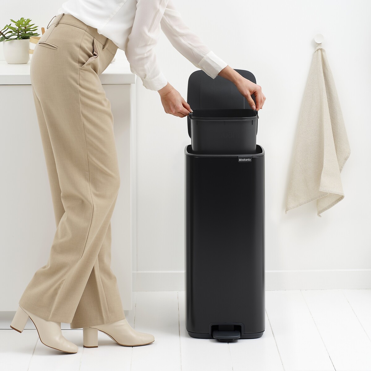 Poubelle de cuisine Bo à pédale 30L noir mat, BRABANTIA