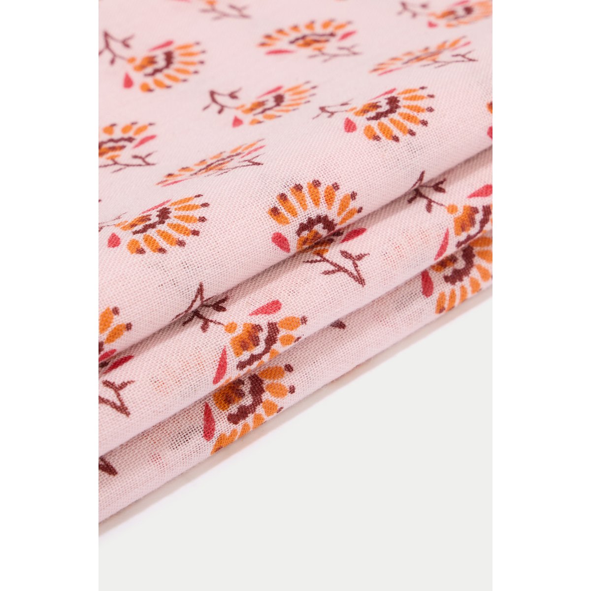 Foulard rouge, CACHE CACHE