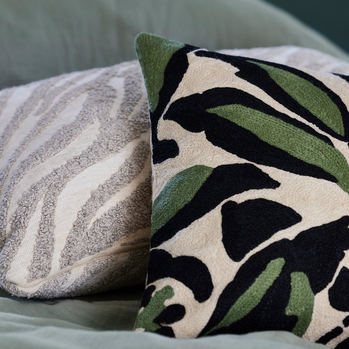 Housse De Coussin en Coton brodé de point de chaînette en fil de laine PHEODORA ivoire et sauge, MADURA