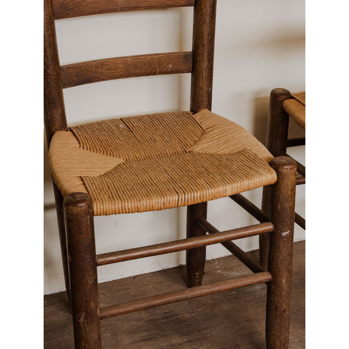 Paire de chaises en bois Claude N°1241 - Bon état bois foncé, DEBONGOUT