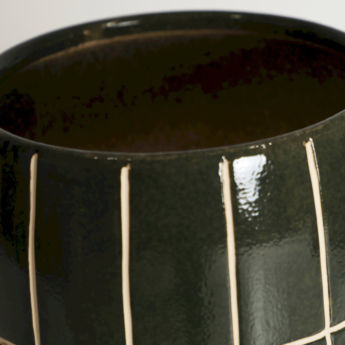 Cache-pot en céramique collection VACIO vert brillant avec lignes claires, RECOLLECTION