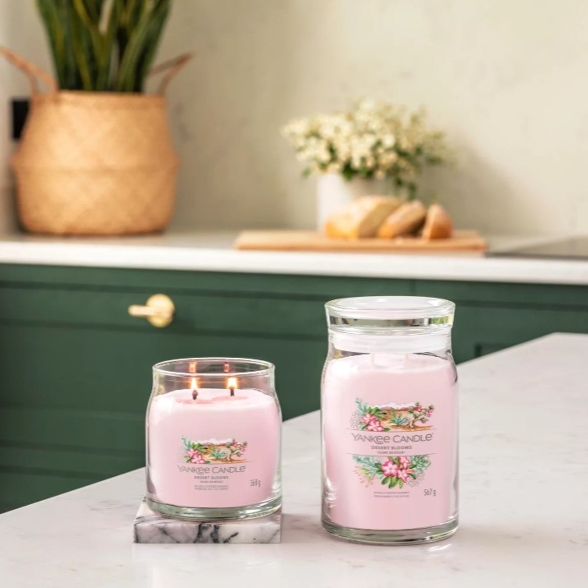 Bougie signature Fleurs du désert modèle moyen - FLEURS DU DÉSERT rose, YANKEE CANDLE