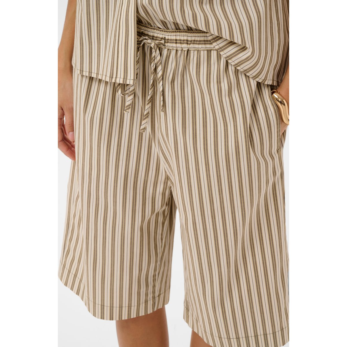 Shorts Casual vert dusky green stripe, SOAKED IN LUXURY