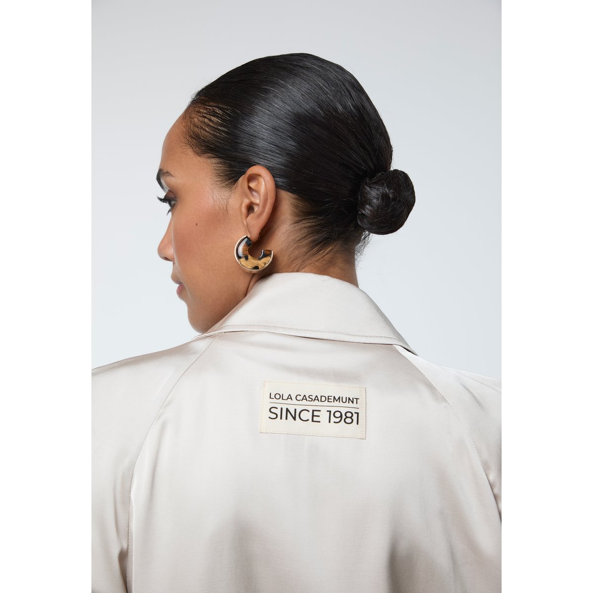 Veste bomber satinée à taille élastiquée beige, LOLA CASADEMUNT