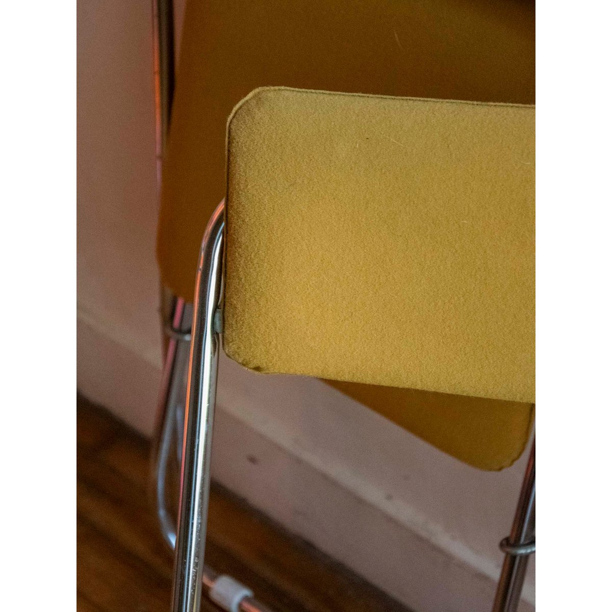 Paire de chaises jaune moutarde pliantes Alma N°1647 - Bon état jaune, DEBONGOUT