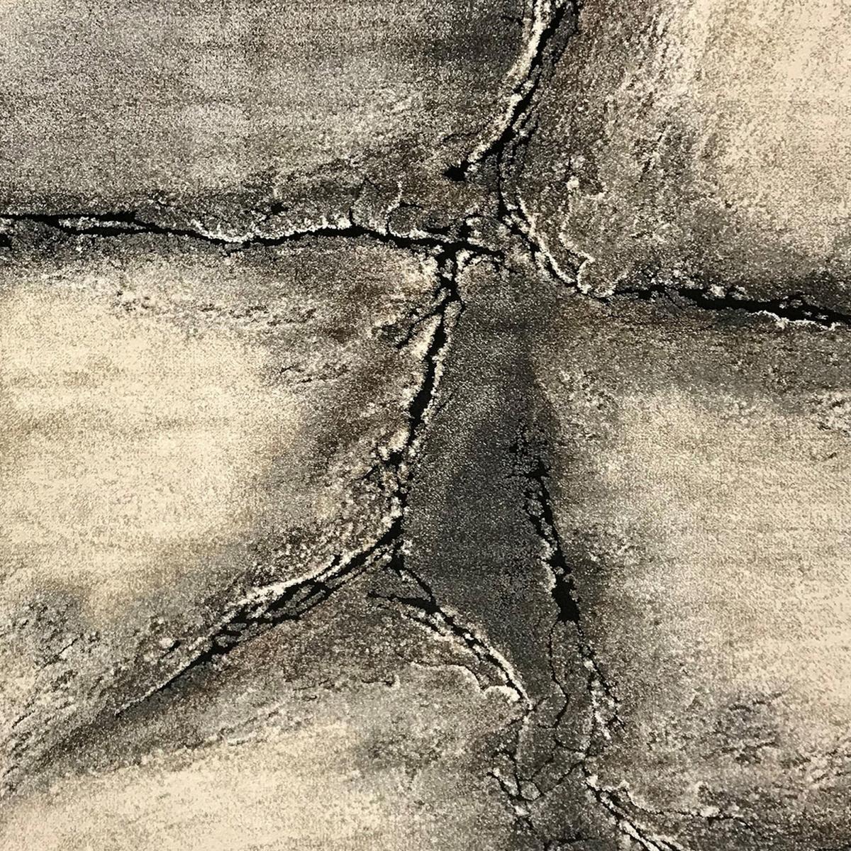 Tapis chambre tissé motif abstrait FRACIL gris, noir, beige, UN AMOUR DE TAPIS