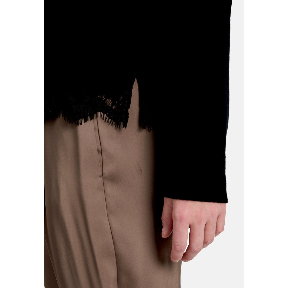 Pull-over en fine maille à bordure en dentelle noir, BETTY BARCLAY