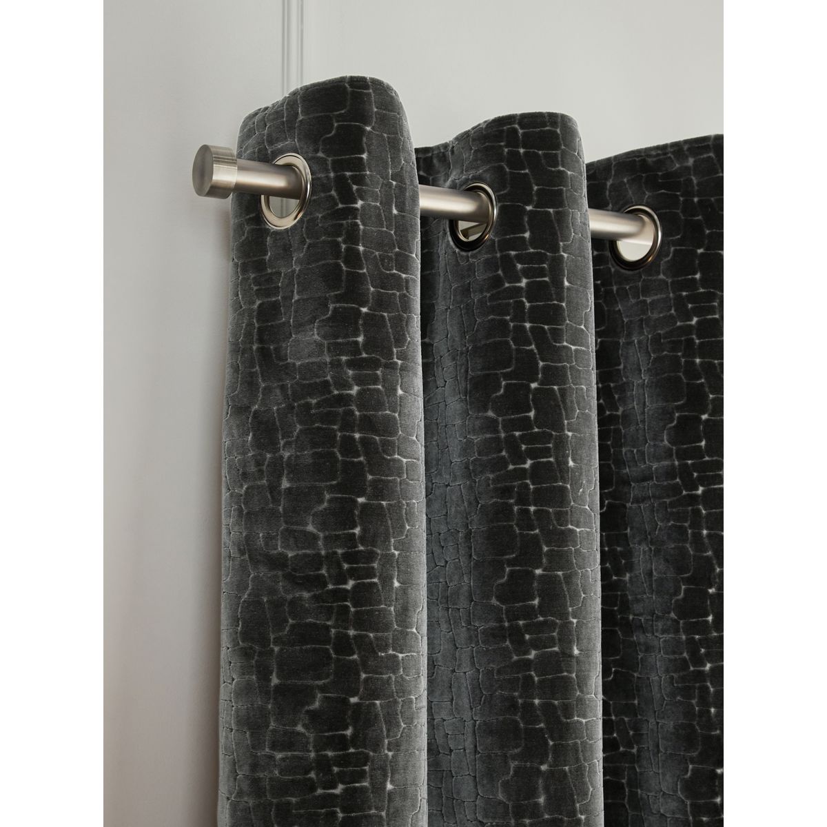 Rideaux doublés à œillets en velours épais gris anthracite, NEXT