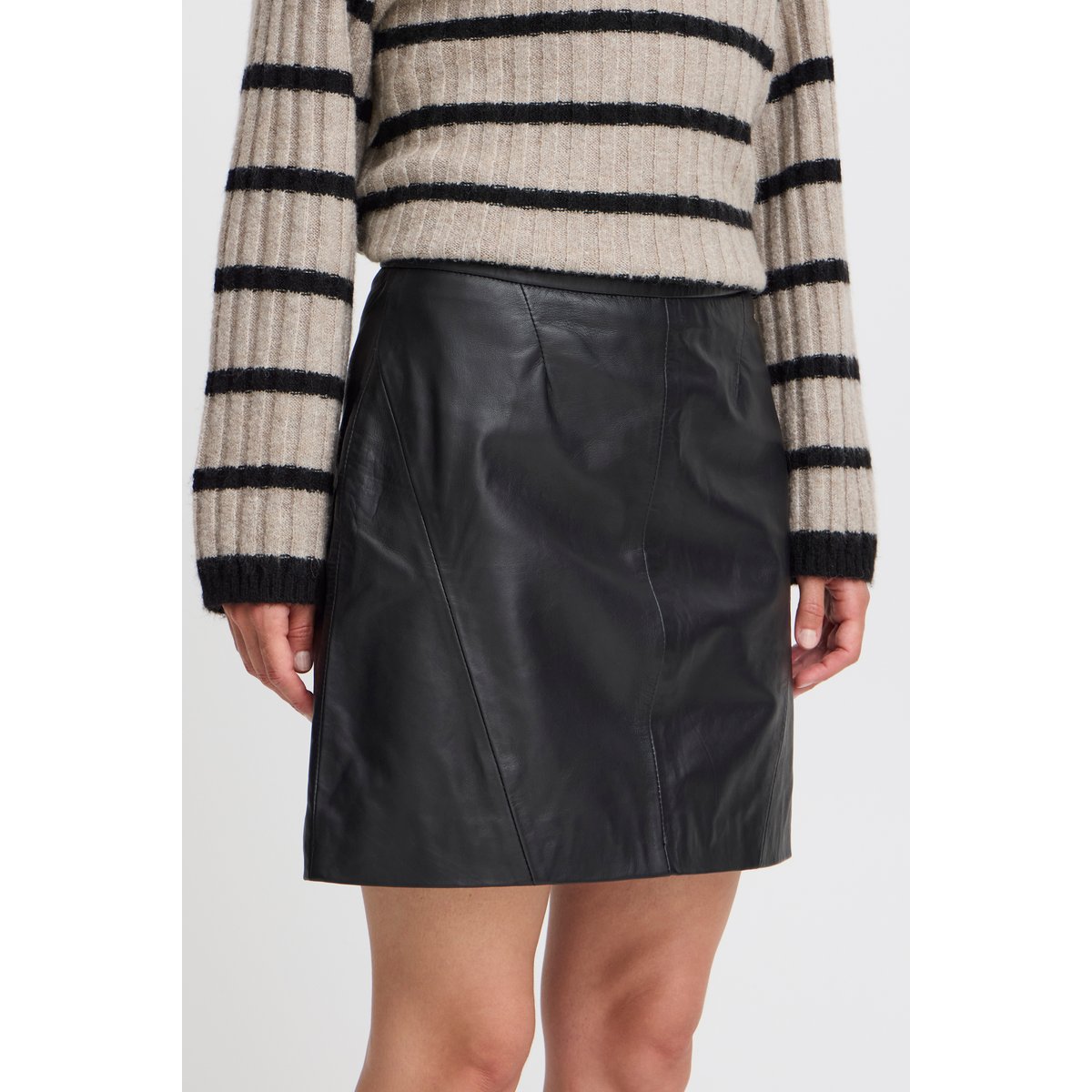 Jupe en cuir, zippée au dos, longueur genou noir, B.YOUNG
