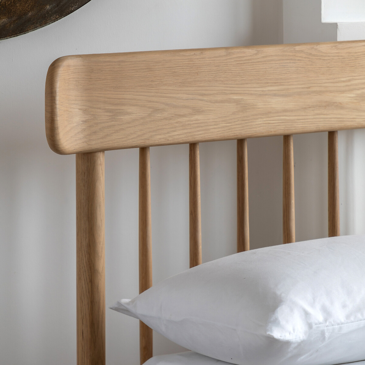 Hale Mid-Century Oak Spindle Bed oak, ÉDITÉ