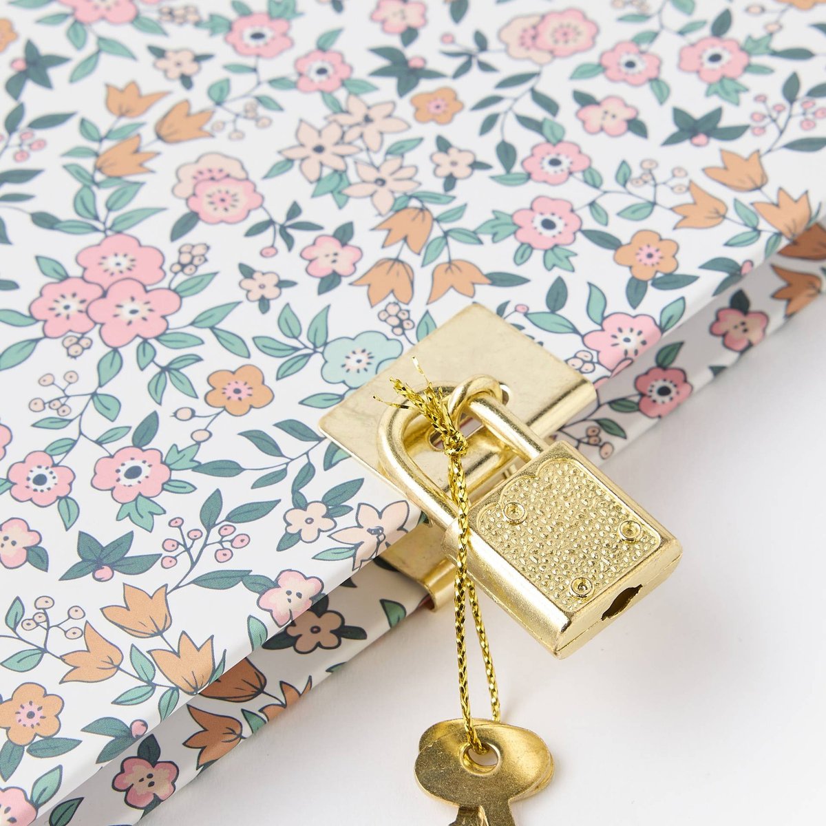 Journal intime A5 ligné, 80 pages avec cadenas amaretti, MONOPRIX