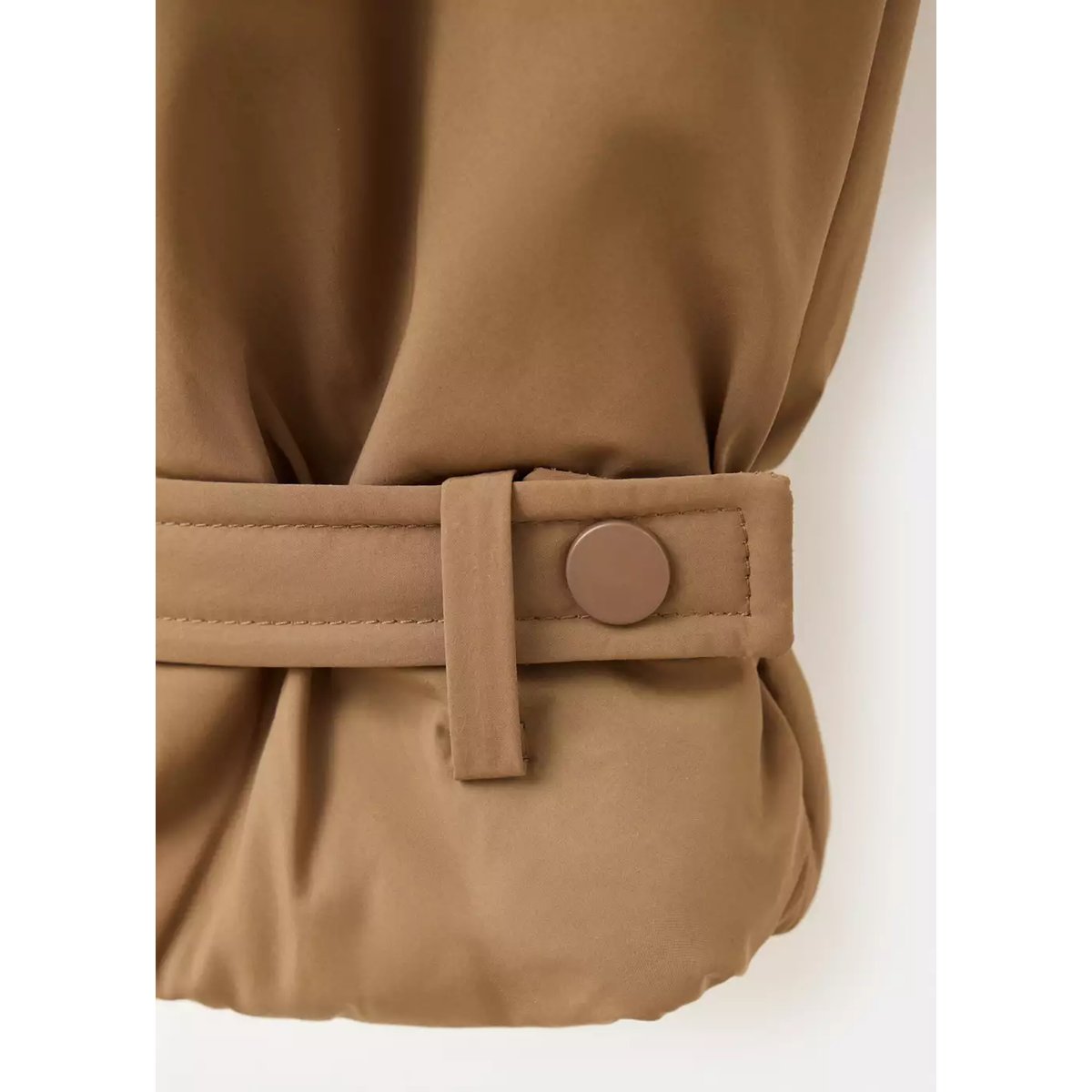 Anorak matelassé avec ceinture marron moyen, MANGO