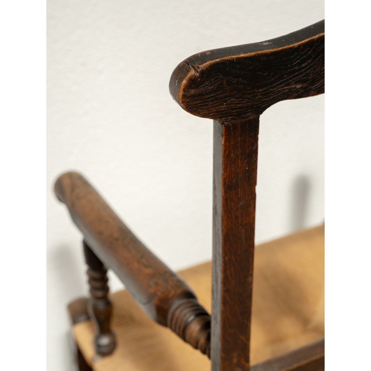 Grand fauteuil en bois gravé et en paille Ernest N°1084 - Bon état bois foncé, DEBONGOUT