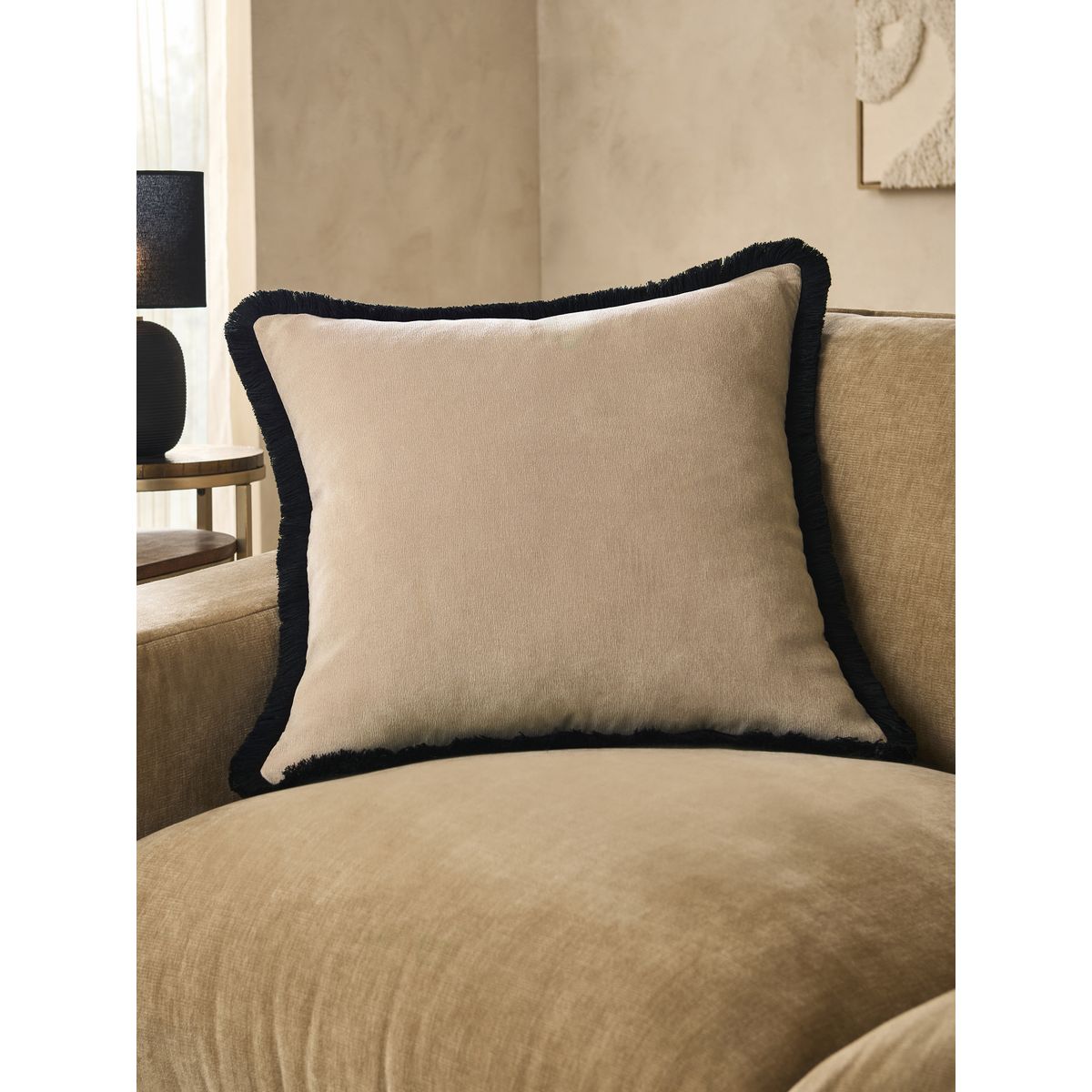 Coussin velours doux à franges contrastantes grège, NEXT