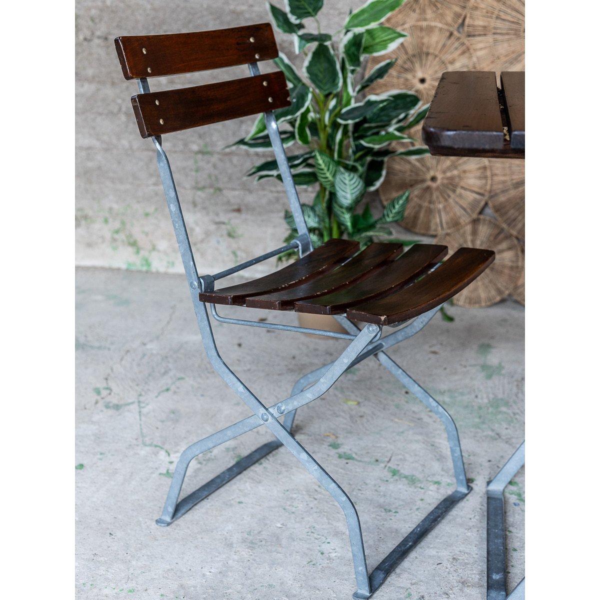Ensemble de table et chaises pliantes d'extérieur Auguste N°21 - Bon état bois foncé, DEBONGOUT