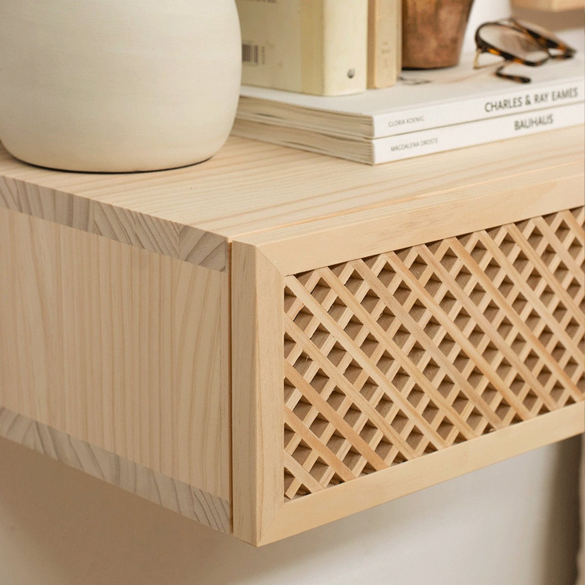 Table de chevet en pin massif verni IFACH bois clair, NAAN FURNITURE