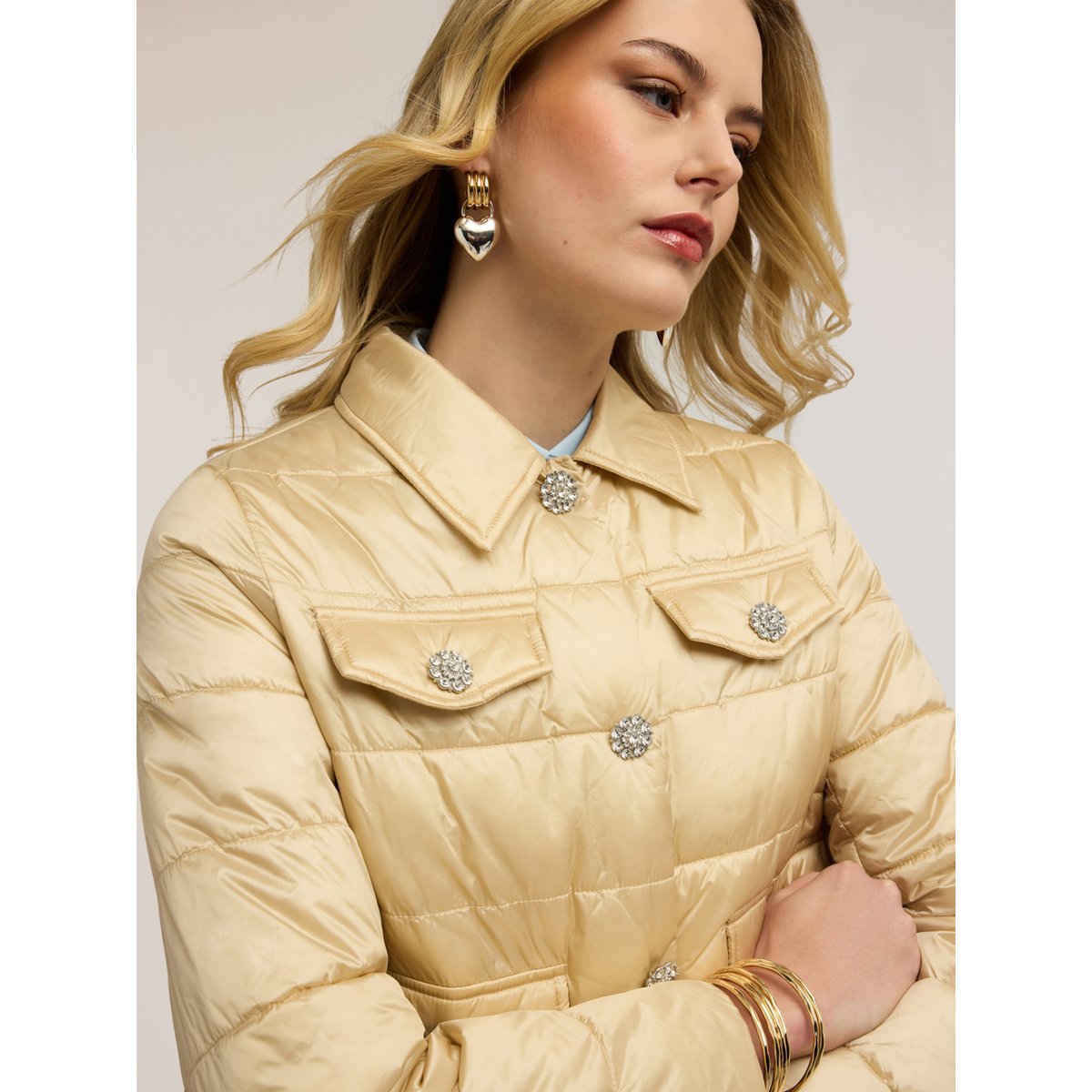 Veste matelassée légère courte avec boutons bijoux beige, MOTIVI
