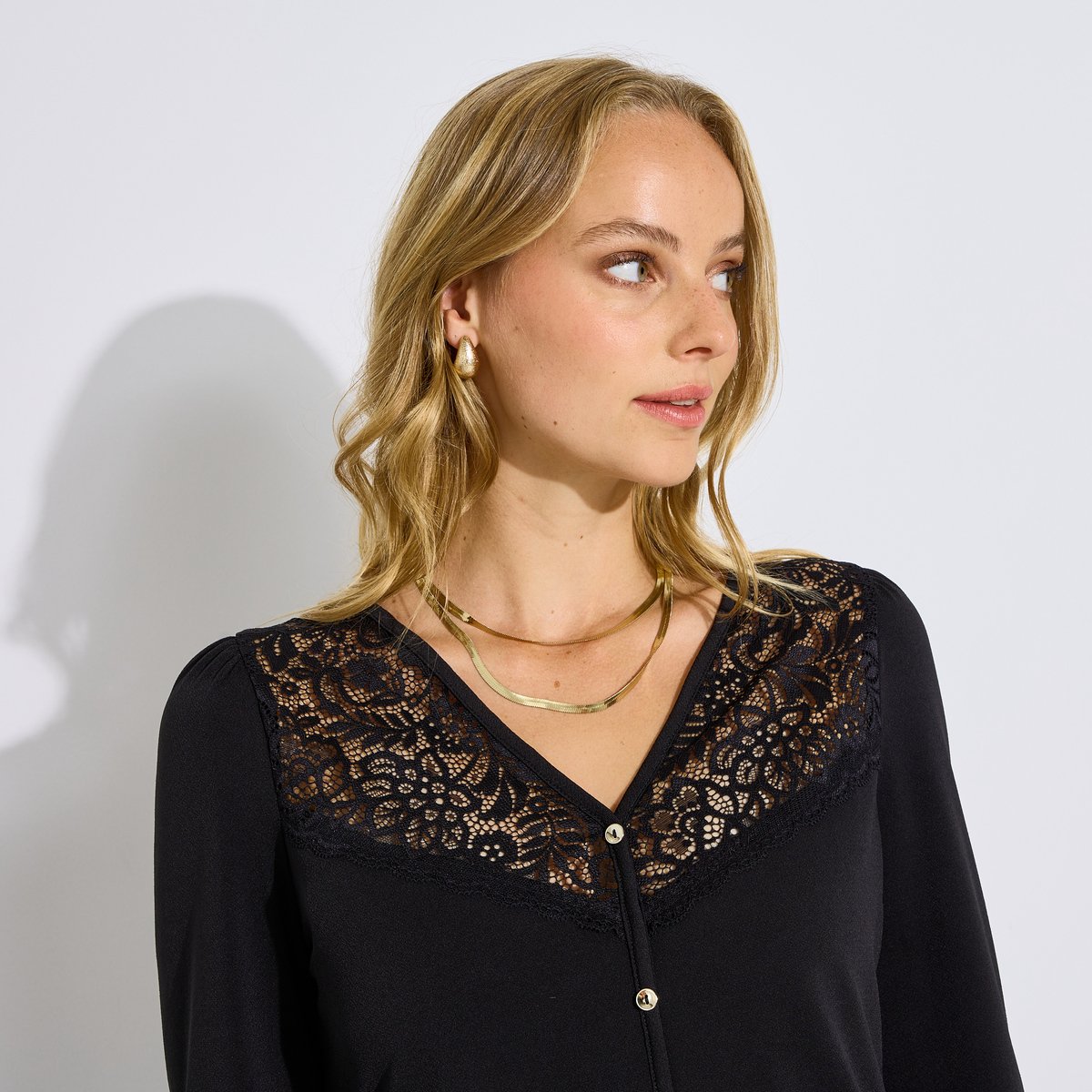 Blouse col V empiècement ajouré noir, GRAIN DE MALICE