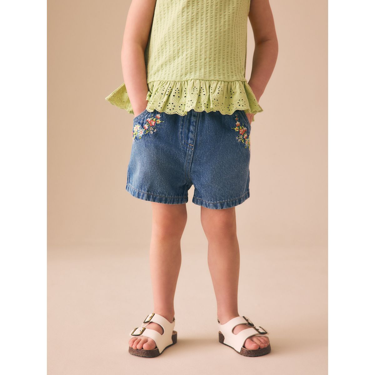 Short à enfiler fleur brodée denim bleu moyen, NEXT