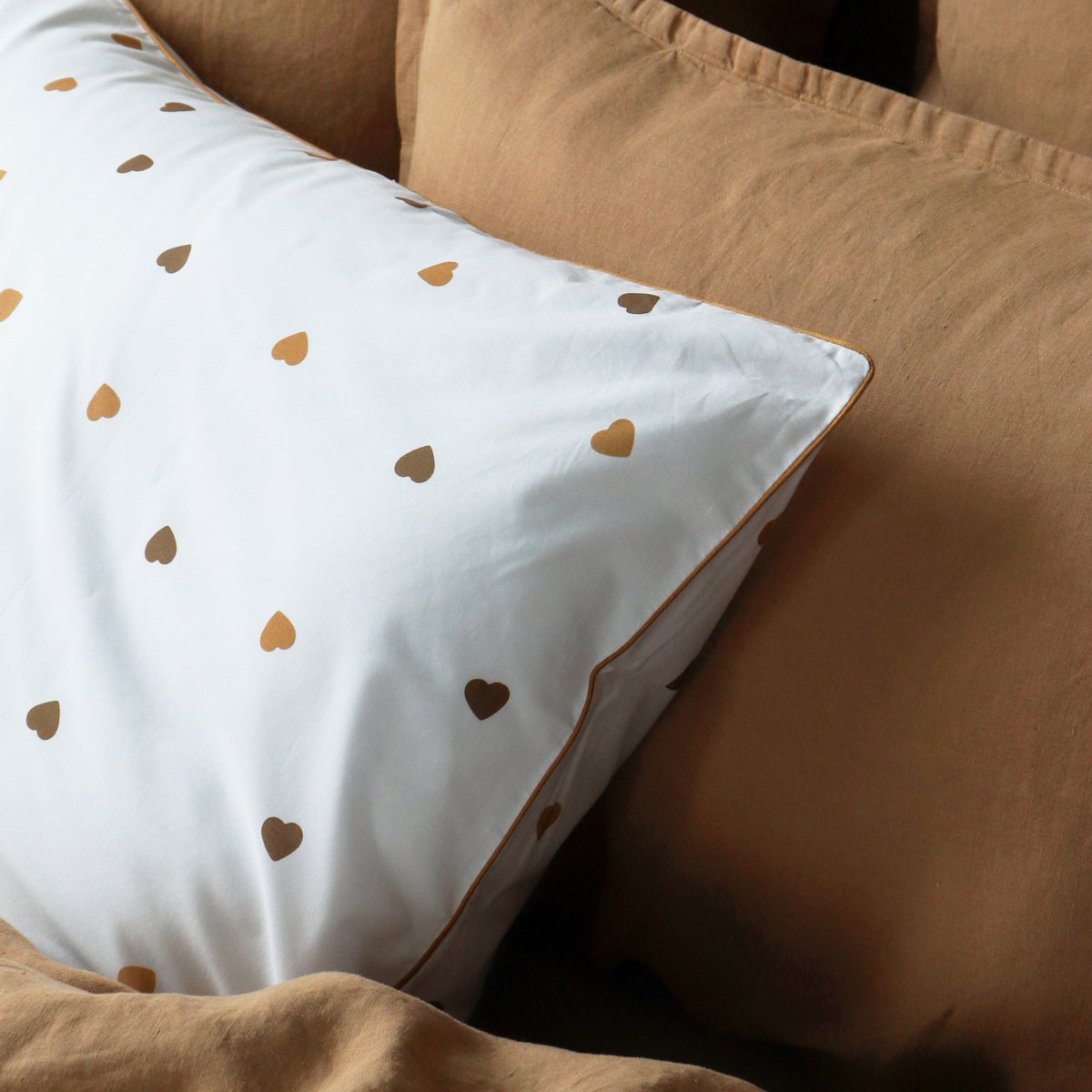 Taie d'oreiller en percale de coton lavé, CŒURS chocolat/curcuma, BLANC CERISE