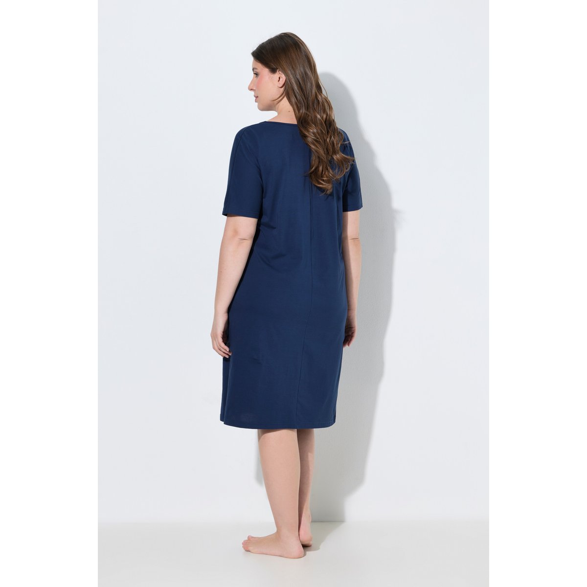 Chemise de nuit avec poche poitrine en satin bleu nuit, ULLA POPKEN