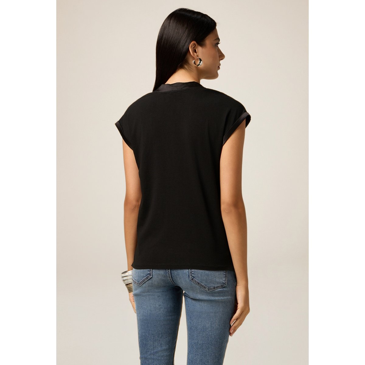 T-shirt à col en V noir, OLTRE