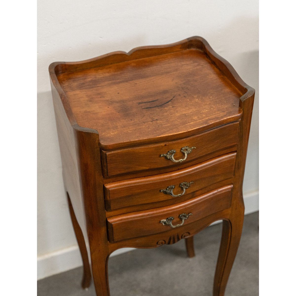 Paire de chevets en bois style Louis XV Odile N°1438 - Bon état bois foncé, DEBONGOUT