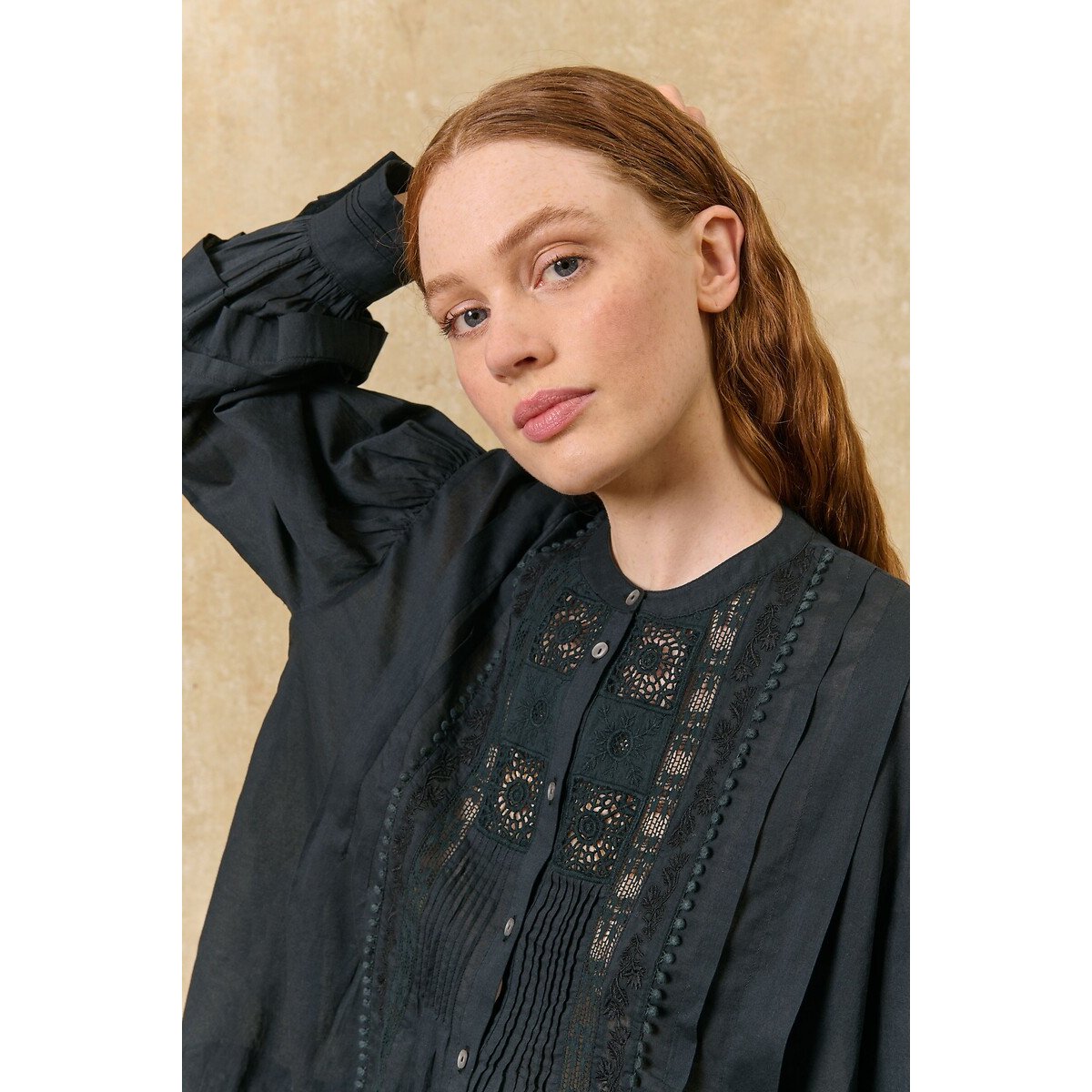 Blusa ricamata a girocollo con maniche lunghe, SOPHIE nero , LOUISE MISHA