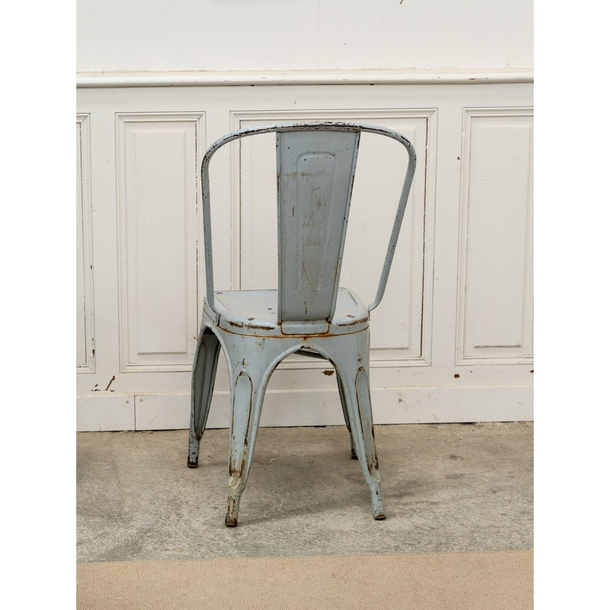 Chaise Tolix en métal bleu gris Alma N°1700 - Bon état bleu clair, DEBONGOUT