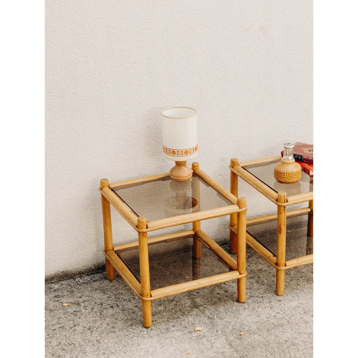 Paire de 2 tables de chevets en pin massif et verre Maïa N°1511 - Bon état bois clair, DEBONGOUT