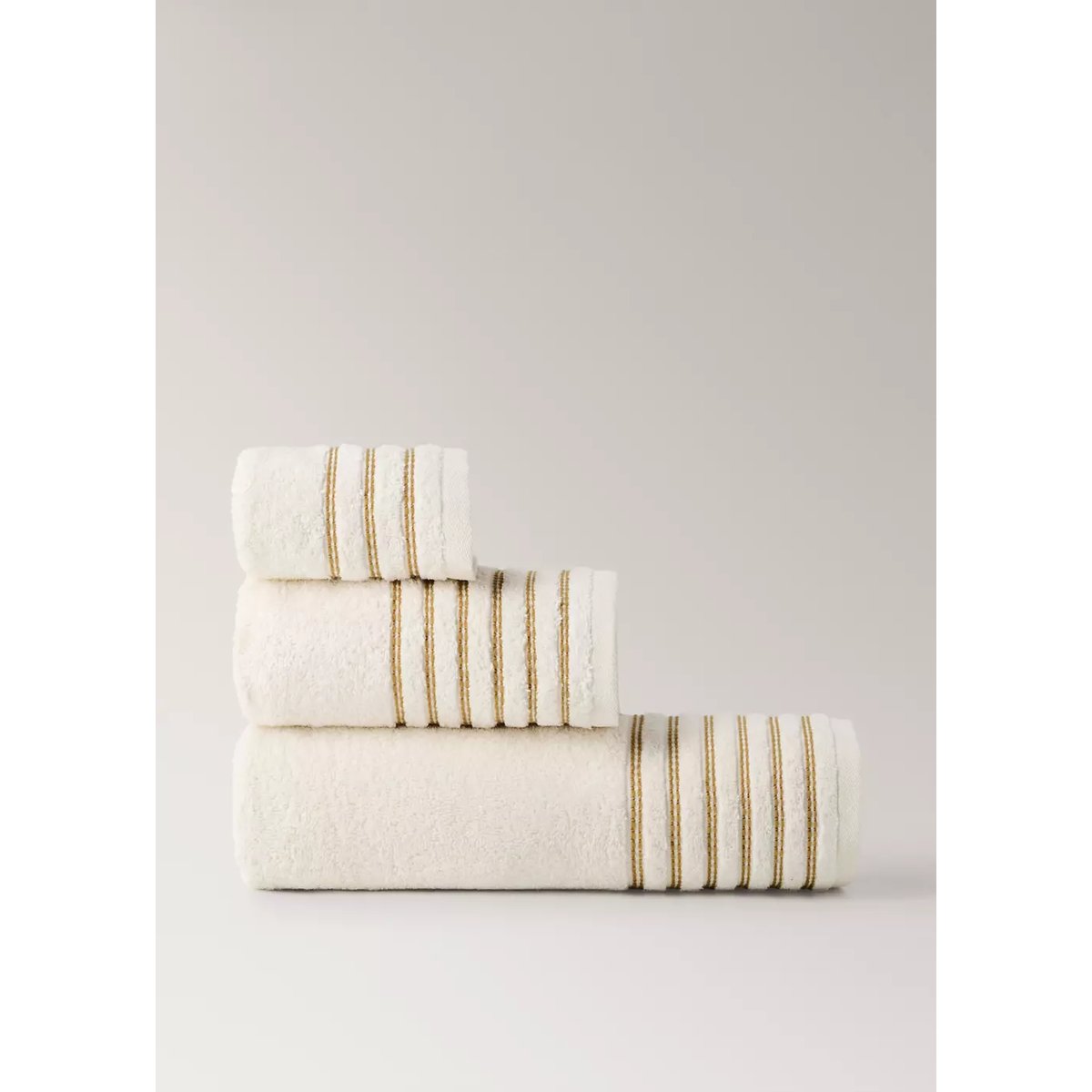 Drap de bain en coton avec détail contrasté blanc cassé, MANGO HOME