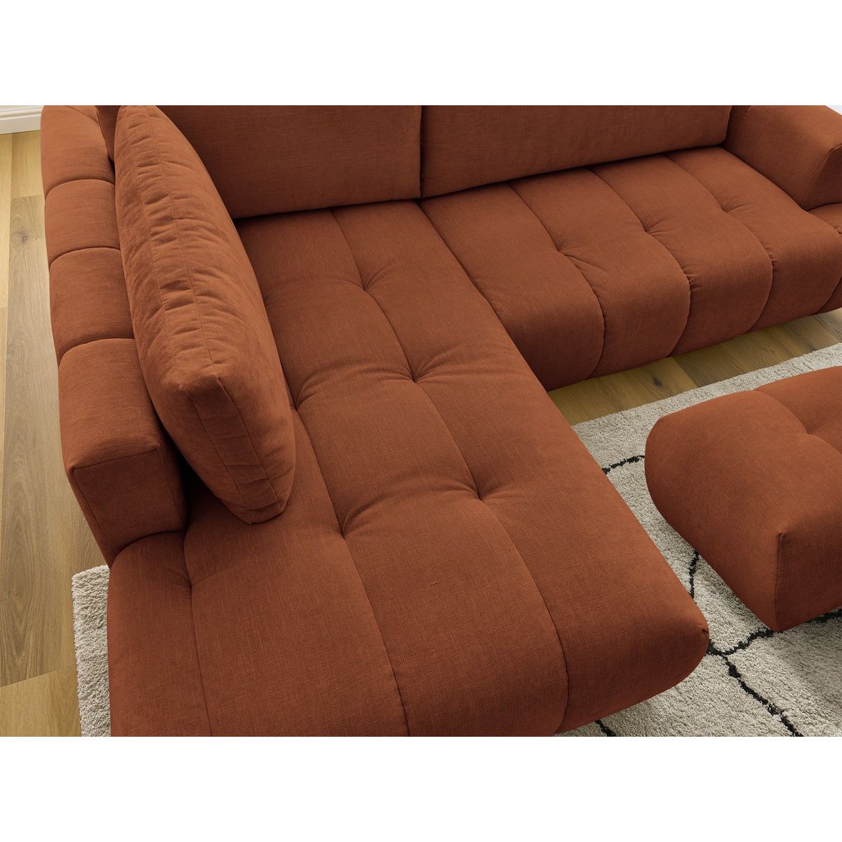 Canapé d'angle convertible 4 places en tissu lisse avec pouf, FUJI orange, BOBOCHIC