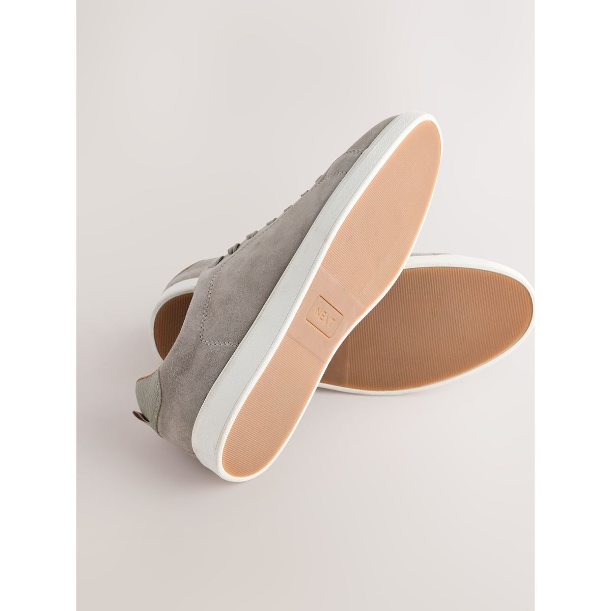 Baskets fines en daim casual chic gris, NEXT