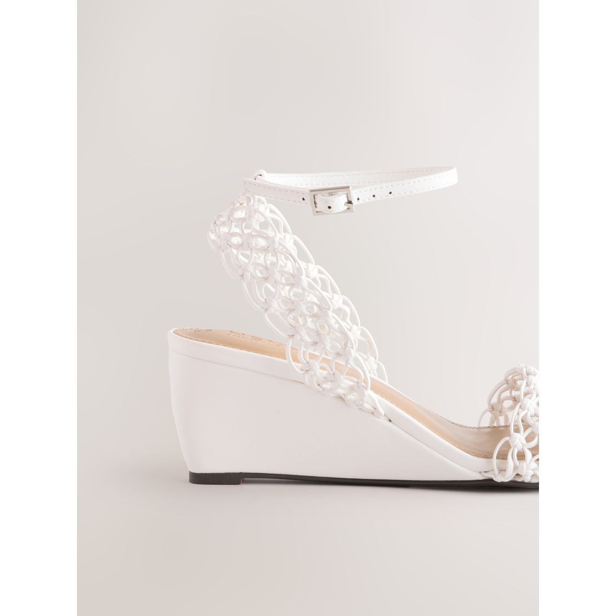 Chaussures compensées et tressées à fleurs blanc, NEXT