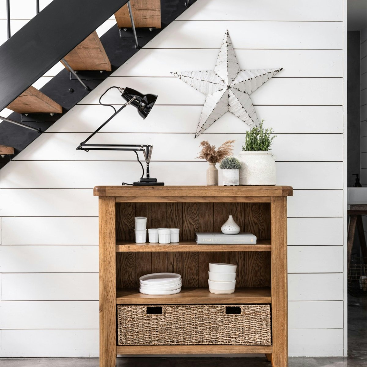 Bibliothèque basse en chêne avec panier de rangement VALMONT bois naturel, PIER IMPORT