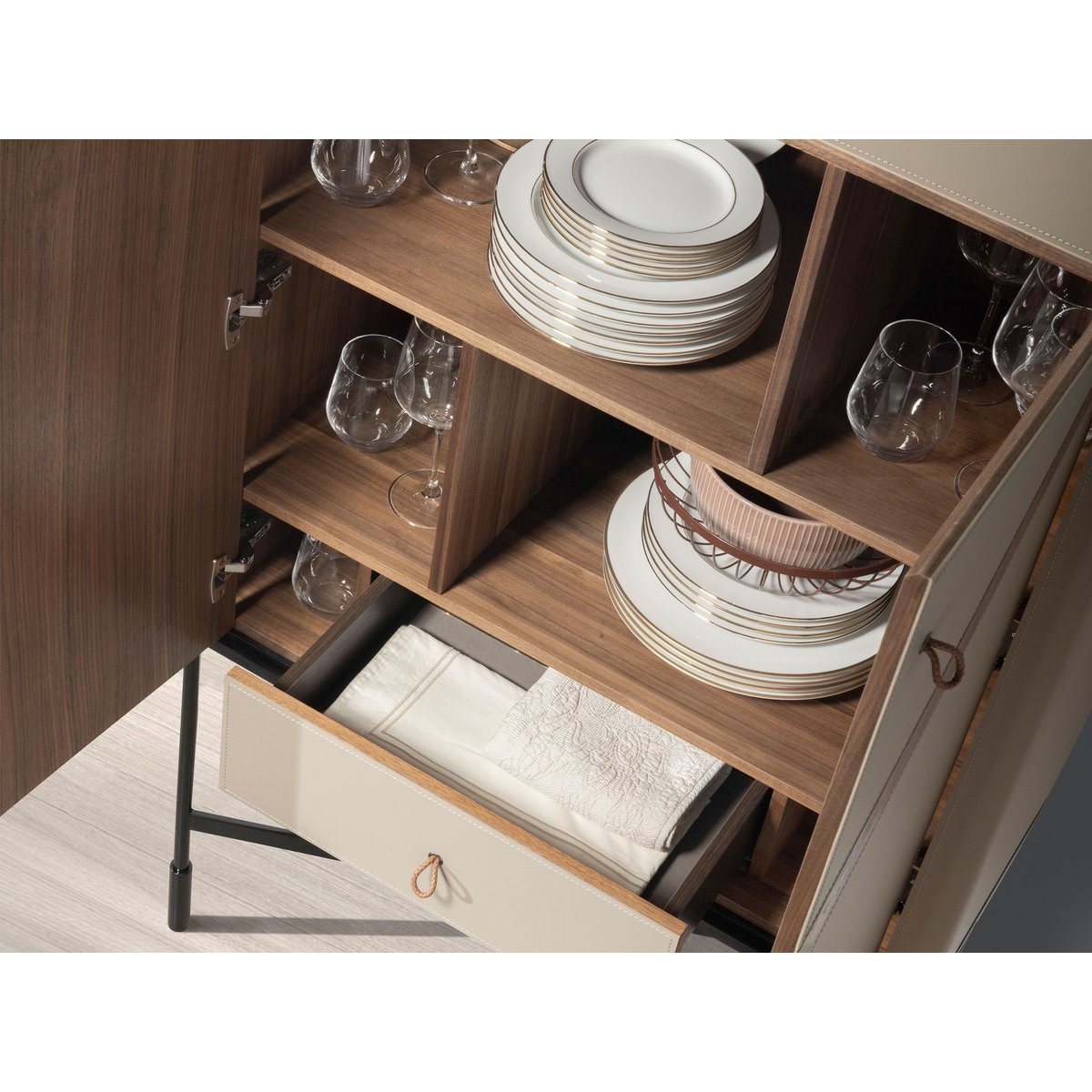 Buffet haut en similicuir, noyer et acier noir | taupe | noyer, ANGEL CERDA