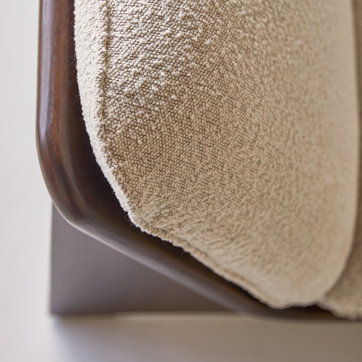Banquette en Mindi foncé massif, FOLK beige, TIKAMOON
