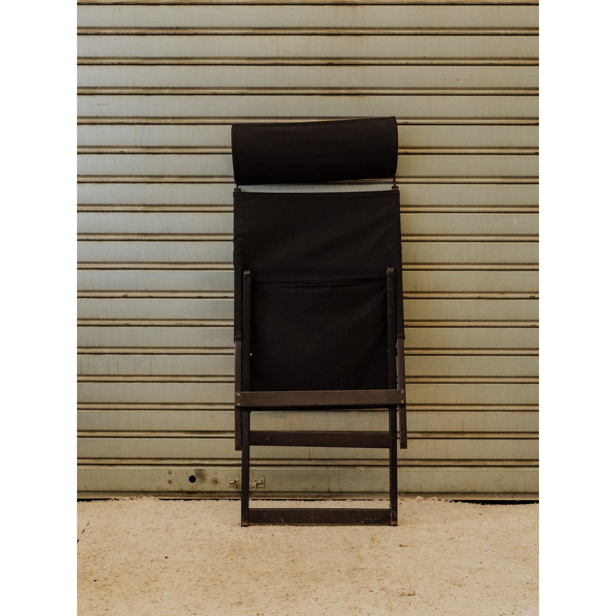 Chaise transat en bois et tissu noir Alma N°2121 - Bon état noir, DEBONGOUT