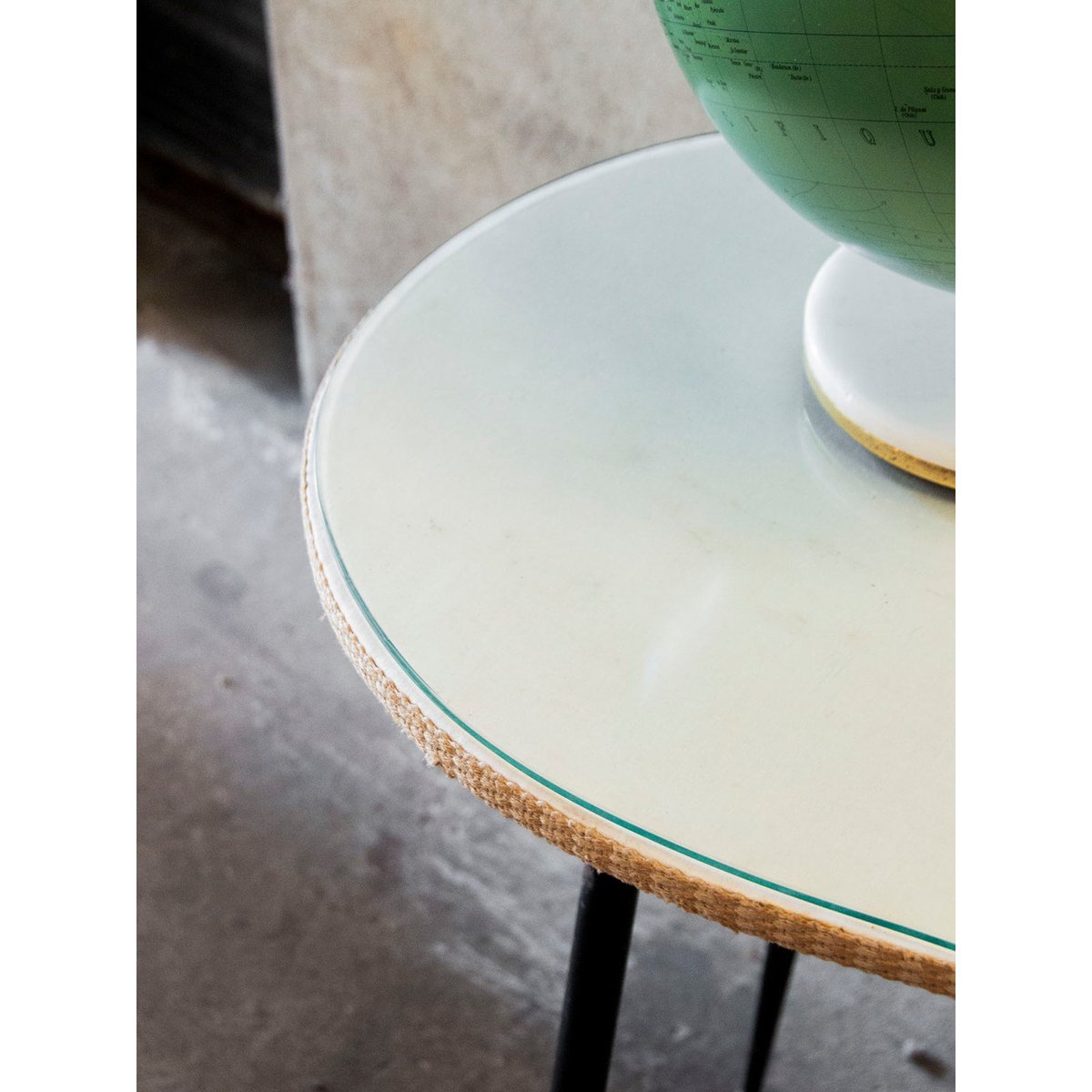 Table d'appoint en verre Hanna N°574 - Bon état blanc et noir, DEBONGOUT