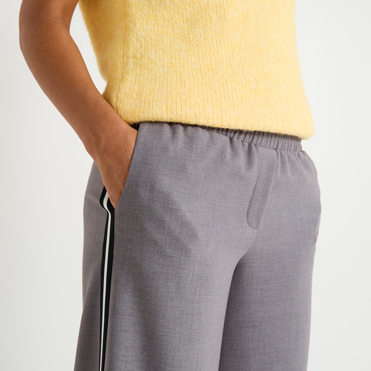 Pantalon avec bandes sur le côté gris, GRAIN DE MALICE