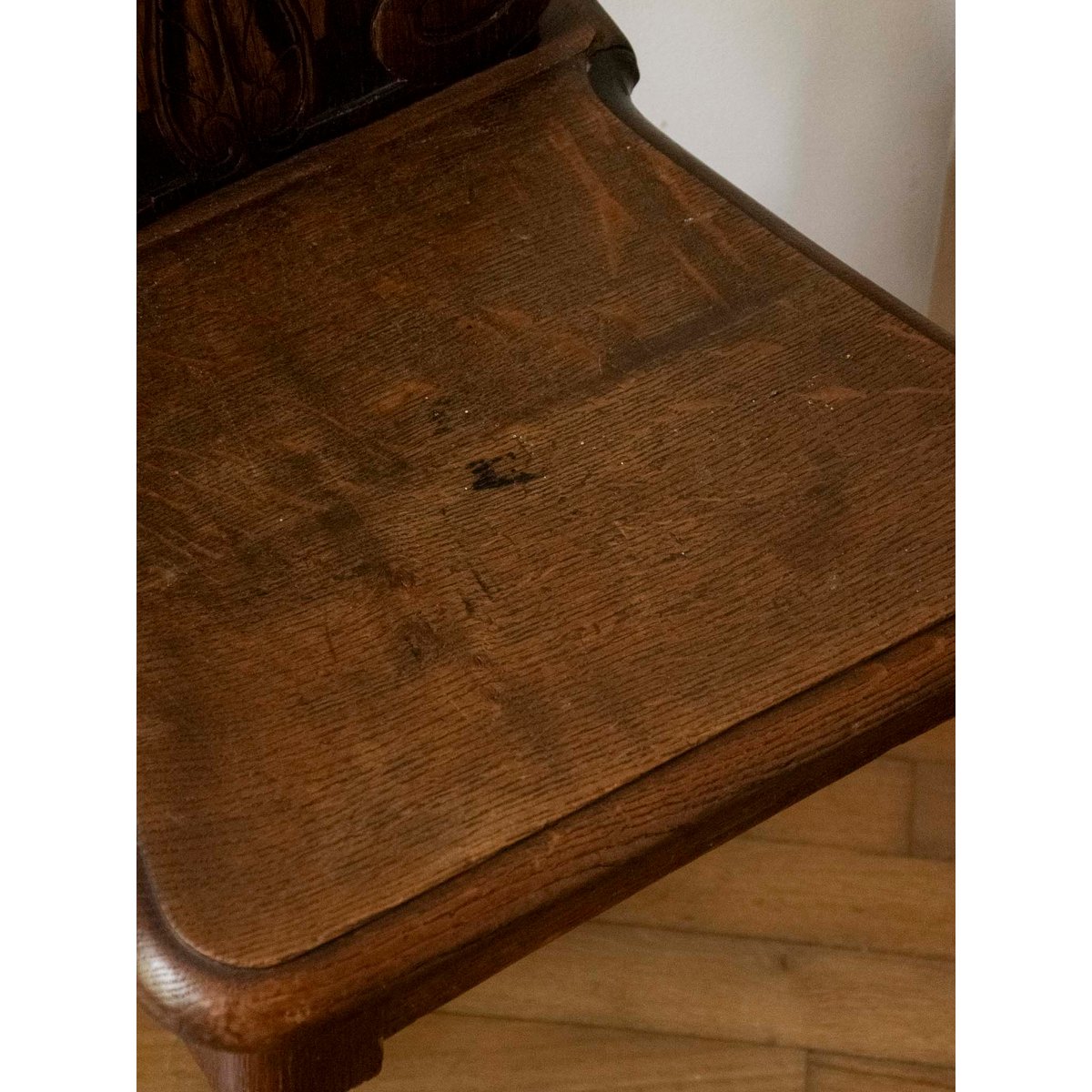 Paire de chaises au bois sculpté Claude N°1583 - Bon état bois foncé, DEBONGOUT