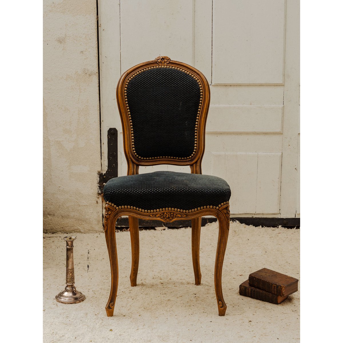 Paire de chaises en bois et tissu noir Claude N°1702 - Bon état bois foncé, DEBONGOUT